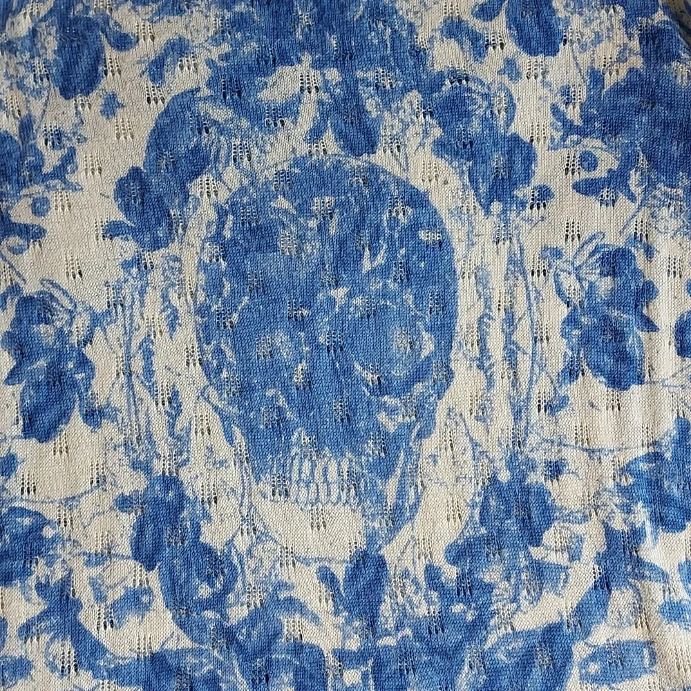 Urban Outfitters Kimchi Blue Ivory & Blue Skull Illusion Floral Sweater Size M - Picture 5 of 9